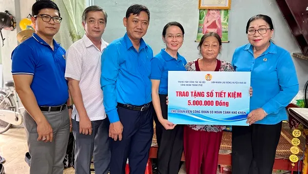 Tặng sổ tiết kiệm cho 2 trường công nhân bị tai nạn lao động có hoàn cảnh khó khăn 1