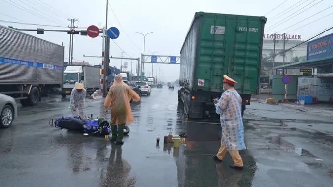 Tin tức tai nạn giao thông hôm nay 19/10/2022: Container tông xe máy khiến 1 người chết 1