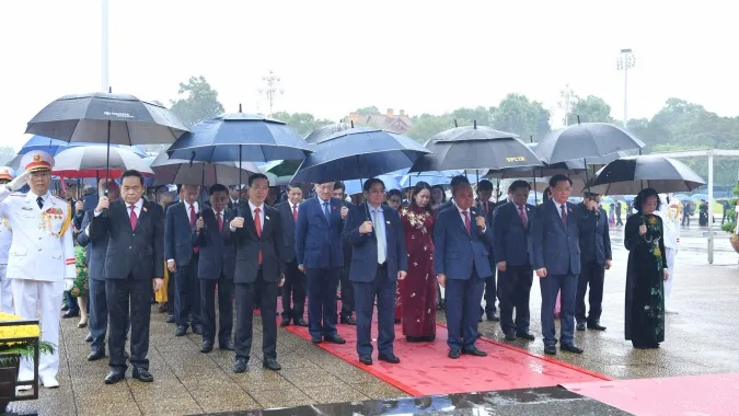 [Hình ảnh] Các đại biểu Quốc hội vào Lăng viếng Chủ tịch Hồ Chí Minh 3