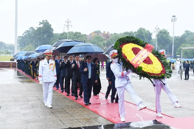 [Hình ảnh] Các đại biểu Quốc hội vào Lăng viếng Chủ tịch Hồ Chí Minh 1