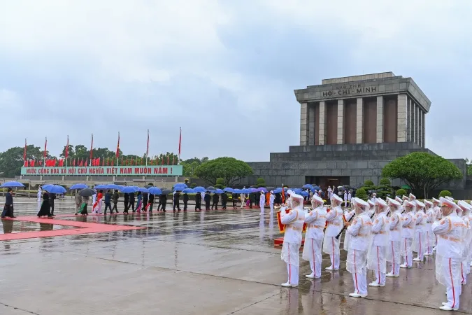 [Hình ảnh] Các đại biểu Quốc hội vào Lăng viếng Chủ tịch Hồ Chí Minh 4