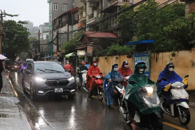 Ảnh hưởng của bão số 6, người dân Hà Nội chật vật trong mưa rét 1