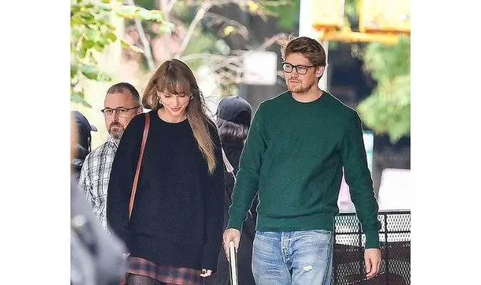 Hé lộ ảnh chụp Taylor Swift và hôn phu sánh đôi trên phố mua nội thất cho nhà mới 2