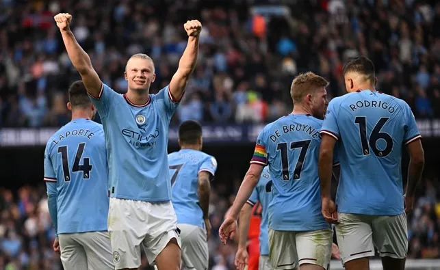 Haaland lại khai hỏa, Man City chỉ còn kém Arsenal 1 điểm