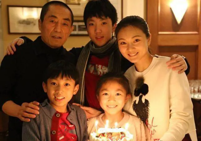 Gia đình gồm 5 thành viên của vợ chồng Trương Nghệ Mưu và Trần Đình