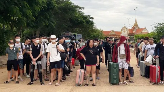 Campuchia bàn giao thêm 65 người Việt tại Kiên Giang 1