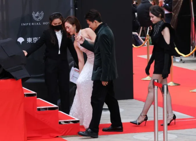 Lần đầu tiên diễn viên Phương Anh Đào lộ diện với mái tóc ngắn tại Liên hoan phim quốc tế 4
