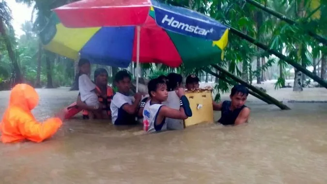 Bão Nalgae đổ bộ Philippines khiến 72 người chết, nhà cửa tan hoang 1