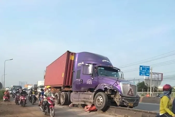 Sáng 1/11: Ba vụ tai nạn xe container, đường Mỹ Phước – Tân Vạn, cầu Đồng Nai kẹt cứng 2
