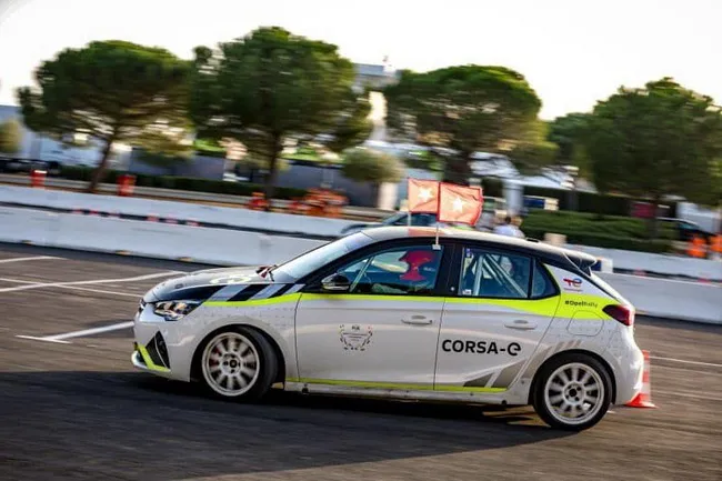 Người phụ nữ Việt Nam đầu tiên tham gia giải đua ô tô Motorsports Games 2022 1