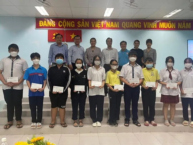 VWS trao 86 suất học bổng Nguyễn Hữu Thọ cho em học sinh, sinh viên có hoàn cảnh khó khăn 1