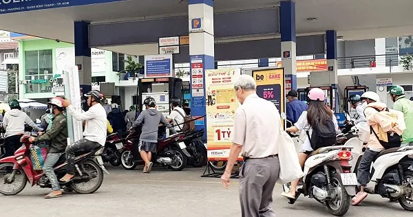 TPHCM; 3/11 65/550 cửa hàng không còn xăng để bán 1