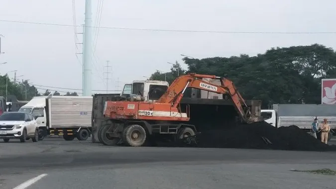 Lật xe tải chở đá ở ngã 4 cây xăng Tín Nghĩa 1