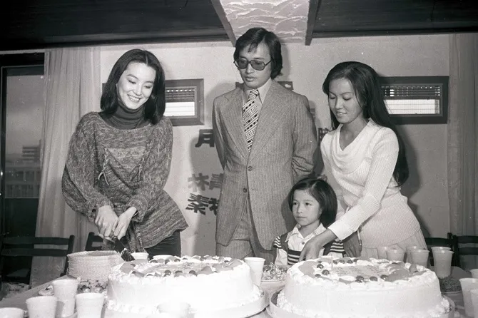 Tấm hình gây chú ý trong sinh nhật thứ 68 của "Đệ nhất mỹ nhân Hồng Kông" Lâm Thanh Hà 1