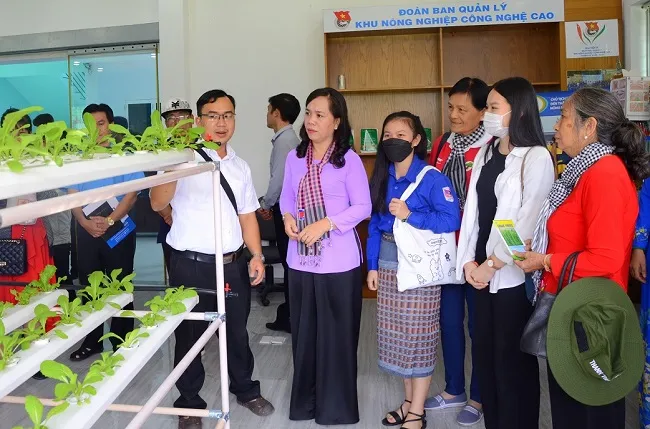 Sinh viên Lào, Campuchia tham quan các mô hình sản xuất nông nghiệp ứng dụng công nghệ cao 1