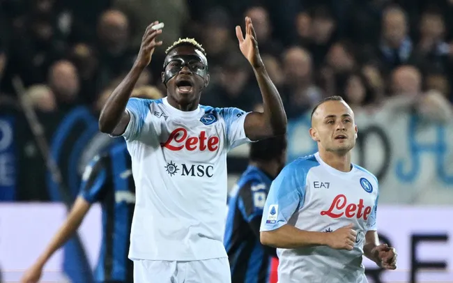 Napoli củng cố ngôi đầu và giúp Milan chiếm ngôi nhì Serie A