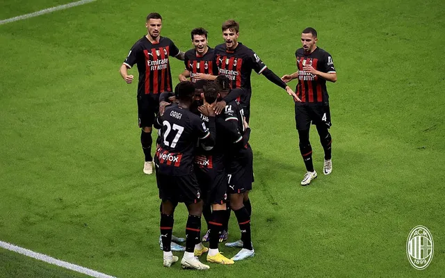 Napoli củng cố ngôi đầu và giúp Milan chiếm ngôi nhì Serie A