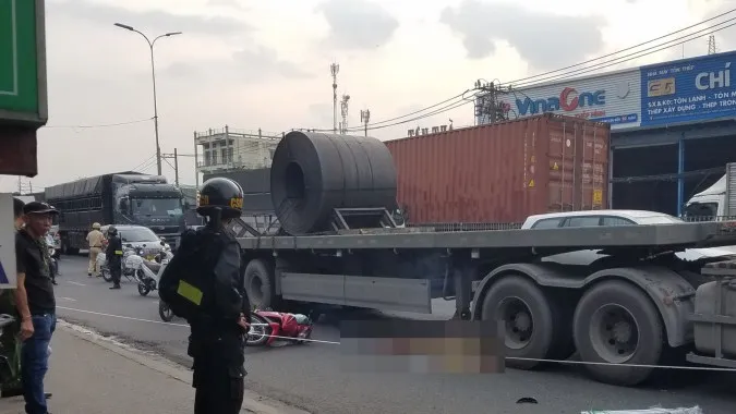 Xe container va chạm xe máy, người phụ nữ tử vong | Xe máy đâm trực diện vào đuôi xe tải 1