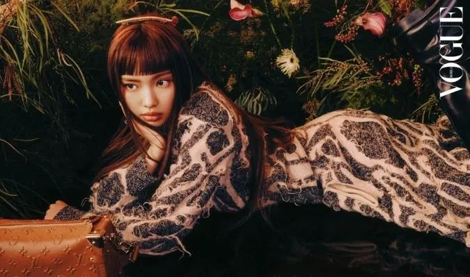 Hyein (NewJeans) gây sốt khi bắn ảnh cực 'nghệ' trên trang bìa Vogue bản digital 5
