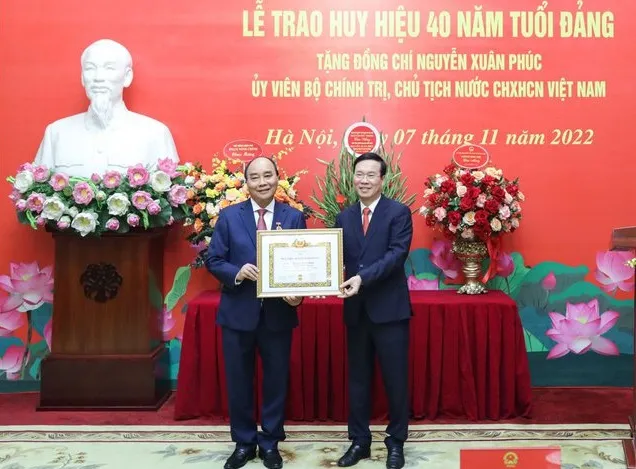 Trao Huy hiệu 40 năm tuổi Đảng tặng Chủ tịch nước Nguyễn Xuân Phúc 1