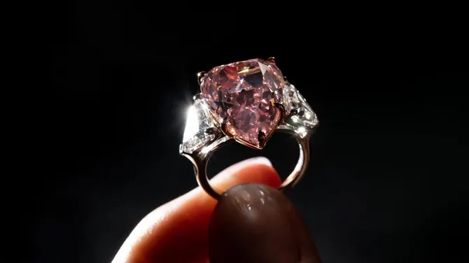 Viên kim cương hồng khổng lồ Fortune Pink được bán với giá hơn 28 triệu euro 1