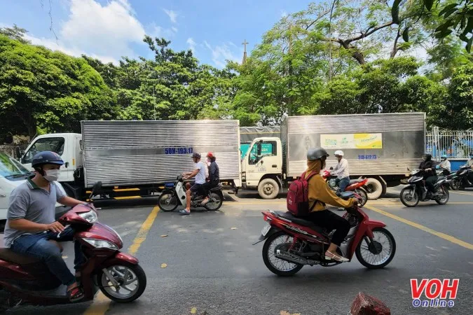 Hai xe tải va chạm tại Tân Bình, giao thông ùn tắc 2