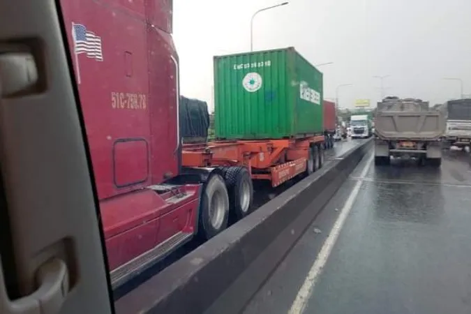 Chiều 10/11: Xe container va chạm xe tải; Hai xe tải tông nhau 3