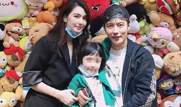 Hồng Hân tha thứ cho chồng và hiếm hoi chụp ảnh cùng nhau sau 4 năm scandal tình ái 1