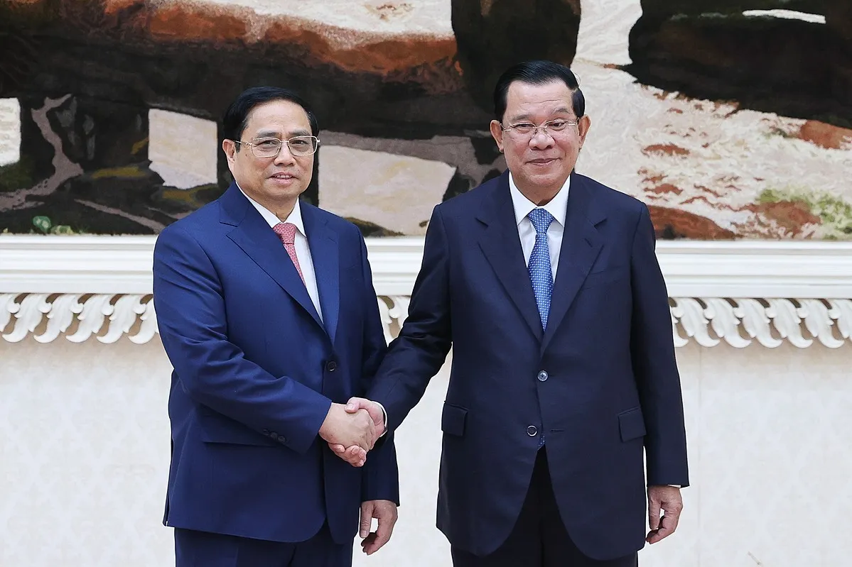  Thủ tướng Phạm Minh Chính và Thủ tướng Campuchia Hun Sen tại Phnom Penh ngày 8/11. Ảnh: VGP.