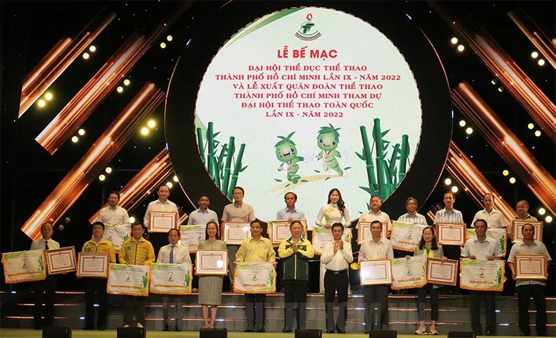 Đồng chí Dương Anh Đức và đồng chí Nguyễn Văn Dũng trao tặng khen thưởng và cờ thi đua cho các đơ n vị xuất sắc