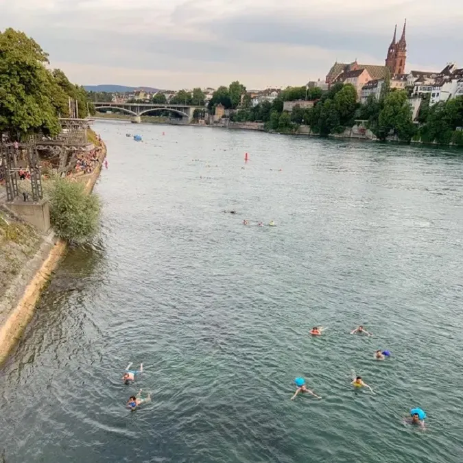 Bơi về nhà sau giờ làm – cách di chuyển ‘cực chill’ của dân văn phòng Thụy Sĩ 1