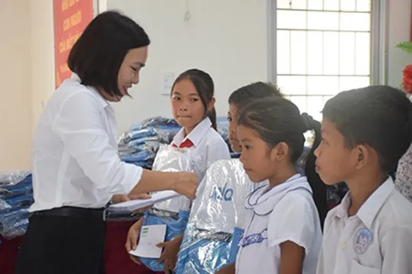Bà Hà Kim Phượng, Phó giám đốc Agribank chi nhánh Trà Vinh trao học bổng và quà cho các em