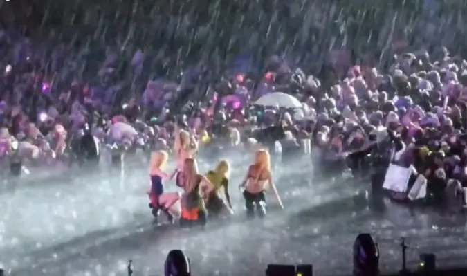 Người hâm mộ bức xúc vì (G)I-DLE phải biểu diễn dưới trời mưa lớn khiến 1 thành viên bị ngã 2
