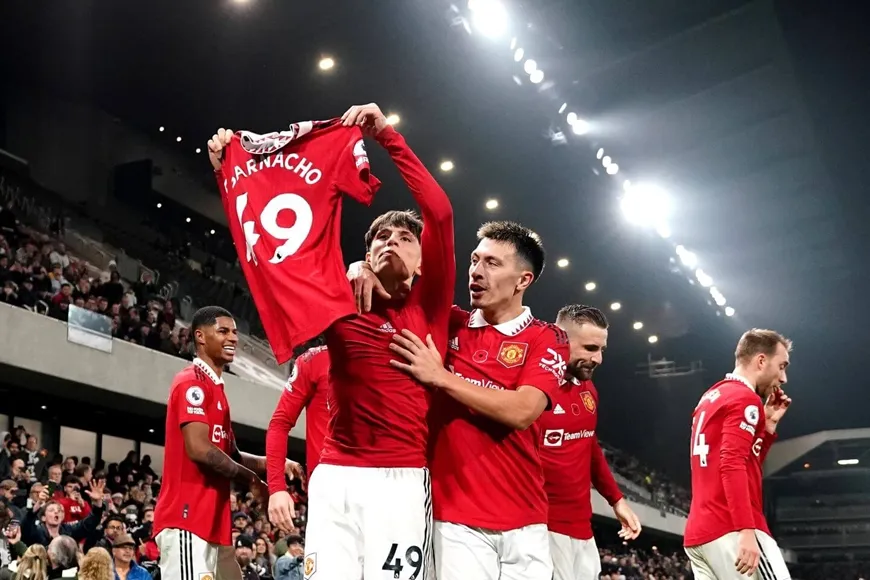 Thắng “hú vía” tân binh Fulham, MU tiếp tục đeo bám top 4