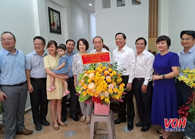 Chủ tịch Phan Văn Mãi thăm nhà giáo tiêu biểu của TPHCM nhân ngày Nhà giáo Việt Nam 1