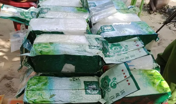 Quảng Nam: Phát hiện bao tải chứa chất rắn nghi ma túy dạt vào bờ biển 1