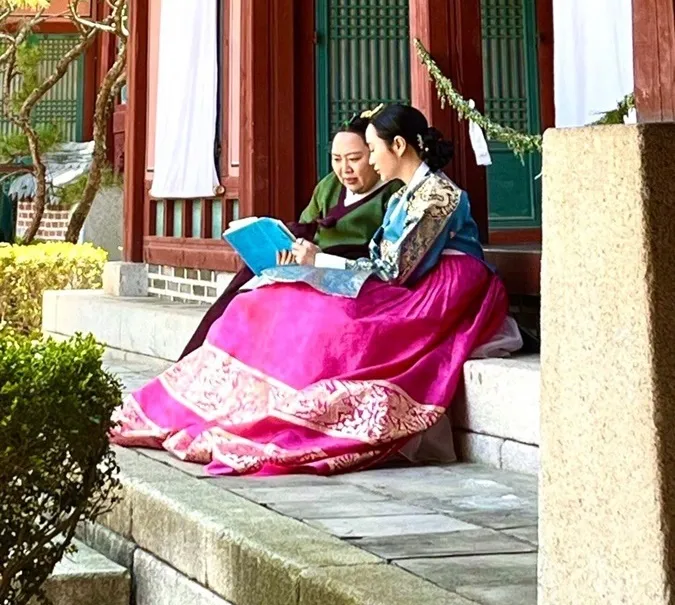 Kim Hye Soo tiết lộ hậu trường Dưới Bóng Trung Điện, dàn diễn viên nhí nhố khác hẳn trên phim 10