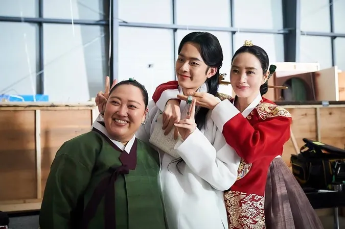 Kim Hye Soo tiết lộ hậu trường Dưới Bóng Trung Điện, dàn diễn viên nhí nhố khác hẳn trên phim 7