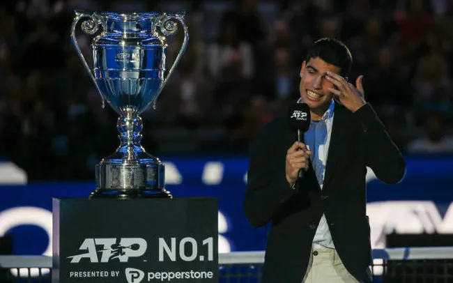 ATP Finals 2022: Djokovic thẳng tiến, Alcaraz nhận Cup đặc biệt