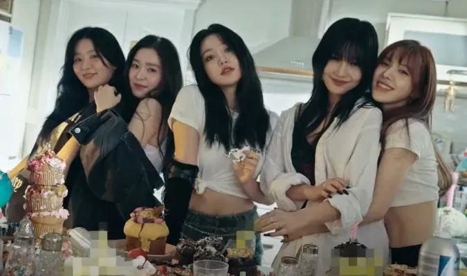 Red Velvet tung loạt teaser cho 'Birthday', gây ấn tượng với bữa tiệc mang 2 gam màu khác biệt 24