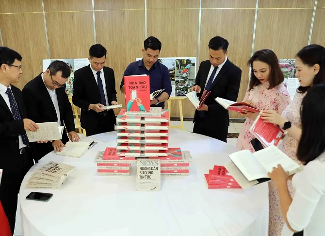 Dự án Phát triển báo chí Việt Nam ra mắt hai cuốn sách về sử dụng tin tức, nghiệp vụ báo chí 2