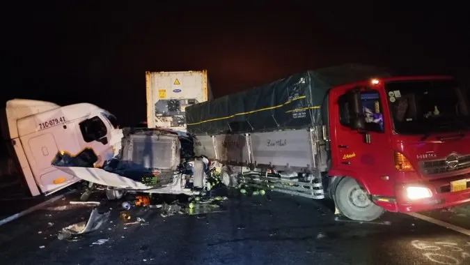 Cabin container rơi xuống đường, cao tốc TPHCM - Trung Lương kẹt cứng 10km 1
