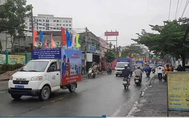 Dầm mưa diễu hành tuyên truyền an toàn giao thông tại TP.HCM