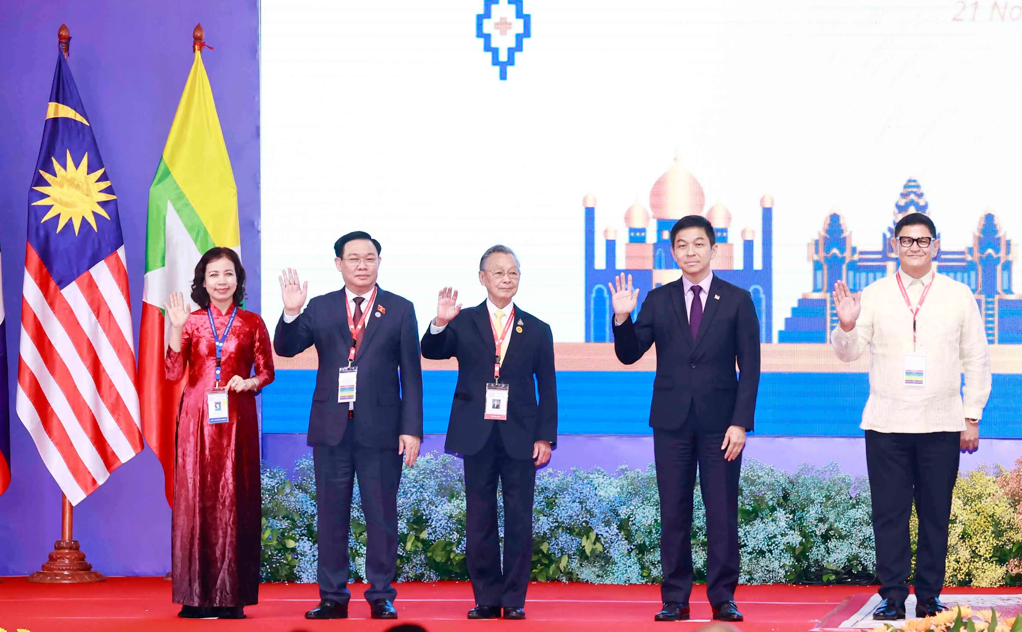 Chủ tịch Quốc hội Vương Đình Huệ dẫn đầu Đoàn đại biểu cấp cao Quốc hội Việt Nam tham dự phiên khai mạc