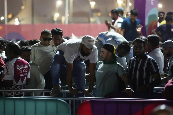 Kinh hoàng cảnh xô đẩy ở Qatar, suýt xảy ra thảm họa giẫm đạp 3