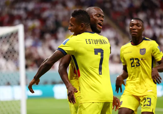 Ecuador tặng Qatar cơn “ác mộng” trận đầu tại World Cup