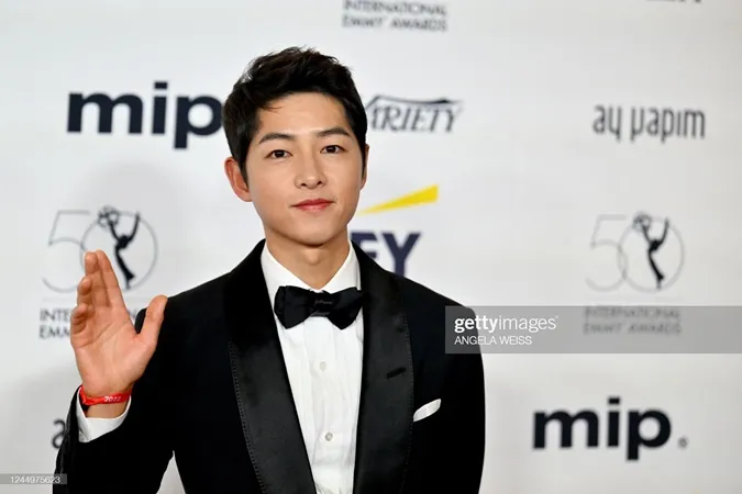 Song Joong Ki bảnh bao trên thảm đỏ Emmy 2022, Luyến Mộ là bộ phim Hàn Quốc đầu tiên thắng giải 1