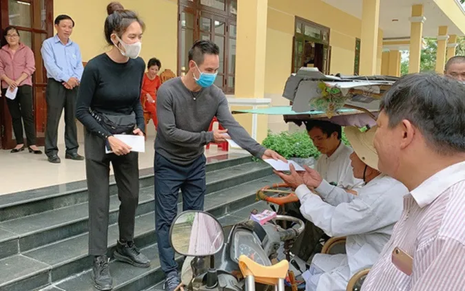 Lý Hải - Minh Hà tặng 3500 áo ấm cho bà con miền núi, ghi điểm vì sự thân thiện và giản dị 7
