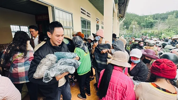 Lý Hải - Minh Hà tặng 3500 áo ấm cho bà con miền núi, ghi điểm vì sự thân thiện và giản dị 1