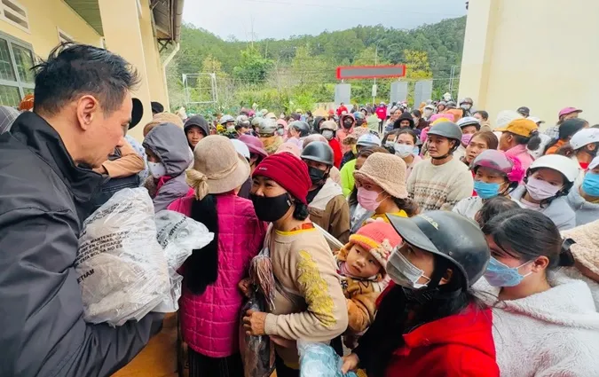 Lý Hải - Minh Hà tặng 3500 áo ấm cho bà con miền núi, ghi điểm vì sự thân thiện và giản dị 2